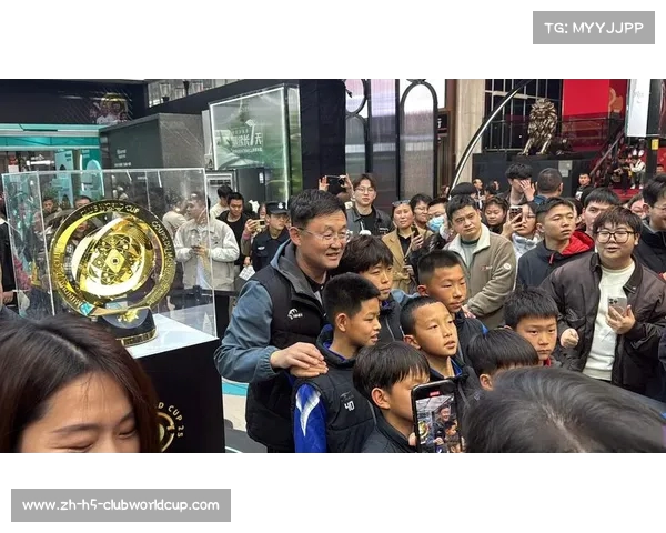 2025海信XFIFA世俱杯奖杯中国行重庆盛典点燃解放碑足球热情孙继海助力 2025海信XFIFA世俱杯奖杯中国行重庆盛典点燃解放碑足球热情孙继海助力